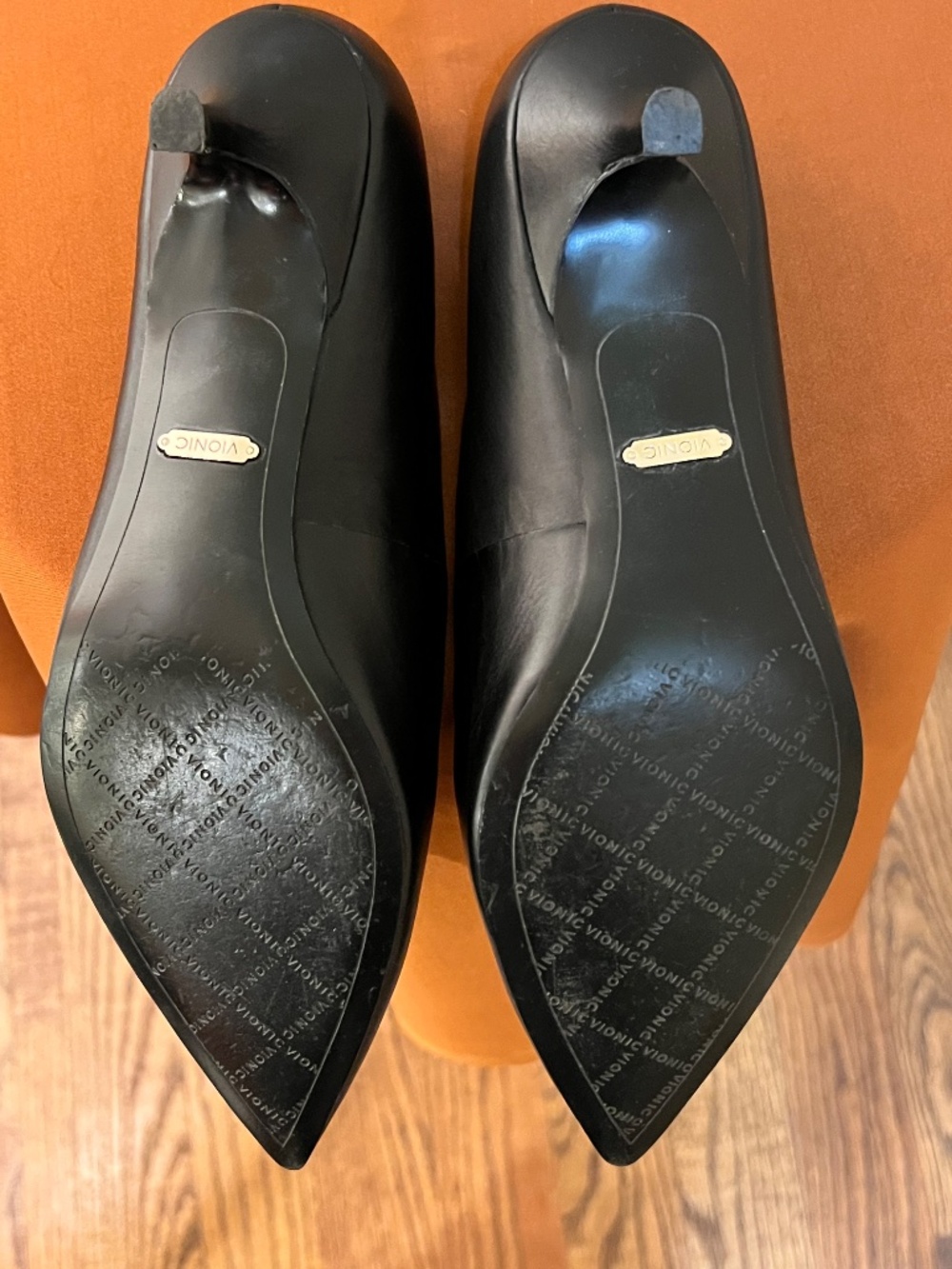 Vionic Kitten Heel Black Leather Pumps 7.5 - Picture 2 of 9